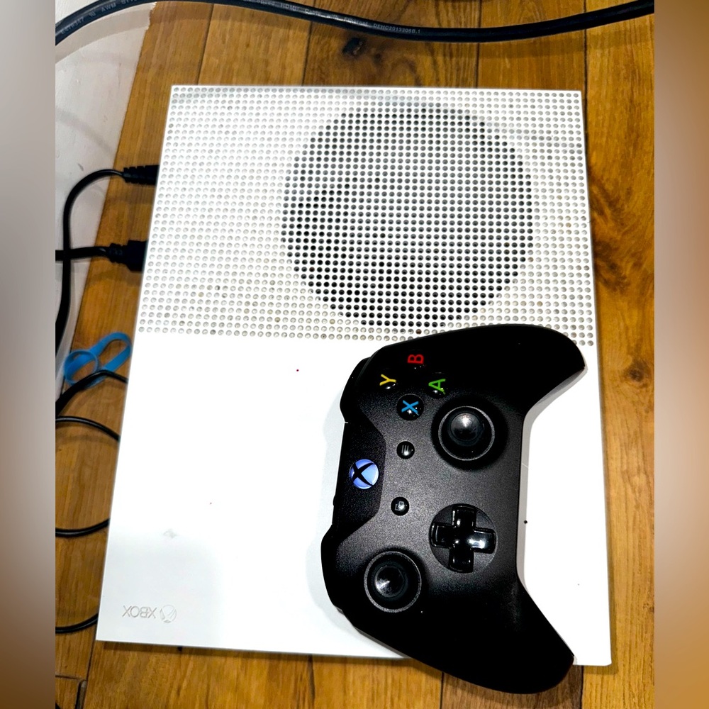 Xbox one S 500gb + 2 controllers!